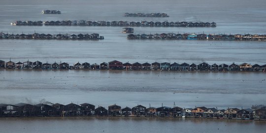 Ratusan Rakit Penambang Liar Keruk Emas di Anak Sungai Amazon