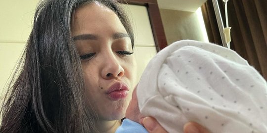 Potret Nagita Gendong Anak Kedua yang Baru Lahir, Ekspresinya Bikin Gemas