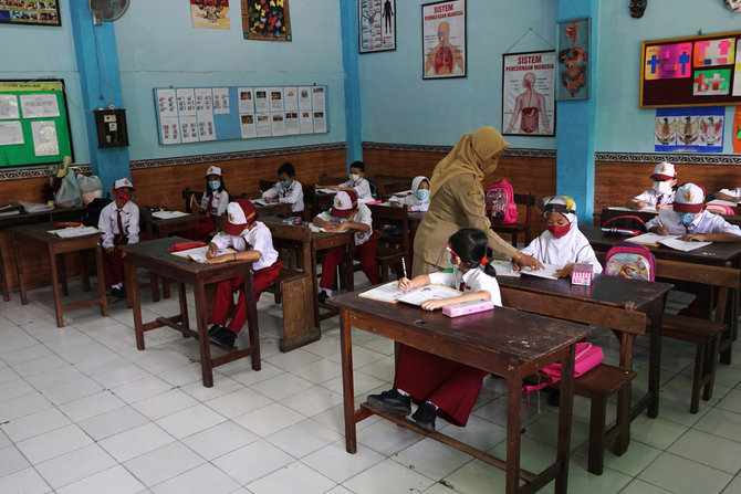 semangat siswa ikuti sekolah tatap muka di malang