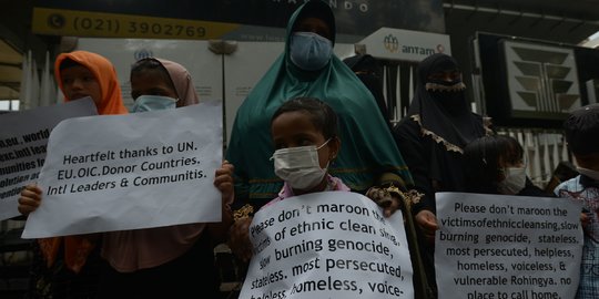 Aksi Demo Pengungsi Rohingya di Depan Gedung UNHCR