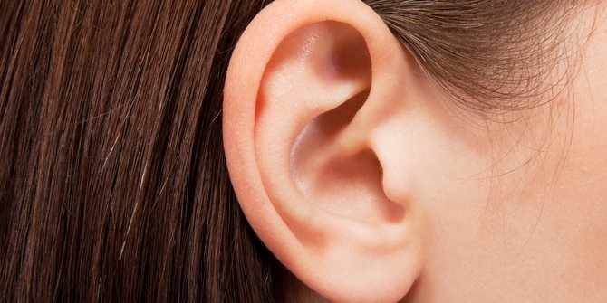 5 Cara Mudah Mengeluarkan Air yang Masuk ke Dalam Telinga
