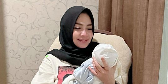 Potret Bahagia Mama Rieta Gendong Adik Rafathar, Sampaikan Doa Ini