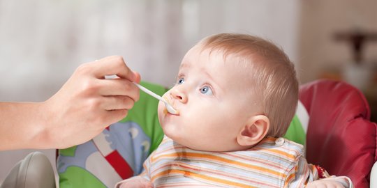 4 Tanda yang Ditunjukkan Bayi ketika Mulai Siap Mengonsumsi MPASI