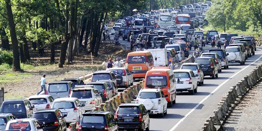 Cegah Kemacetan, Polisi Berlakukan Sistem One Way Menuju Jakarta dari Puncak