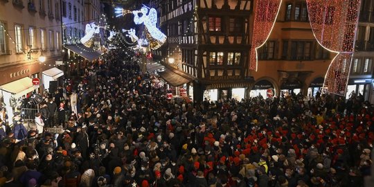 Padatnya Pasar Natal di Prancis saat Eropa Dihantam Lonjakan Covid-19