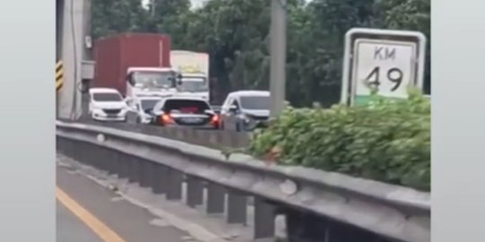 Viral Video Mercy Lawan Arah di Tol Cikunir Berujung Tabrakan