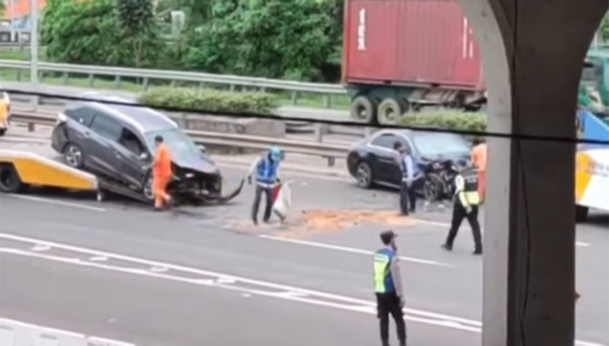 mobil lawan arah di tol