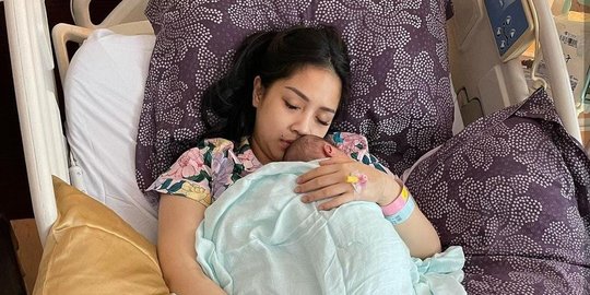 Potret Cantik Nagita Slavina Sedang Memeluk Anak Keduanya Dipuji Netizen