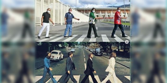 Gaya Sri Mulyani Berfoto Ala The Beatles' Abbey Road di Stadion Lukas Enembe Papua