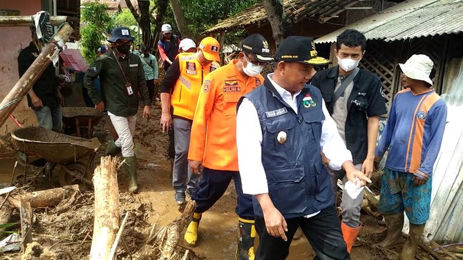 wagub jabar di lokasi bencana banjir bandang