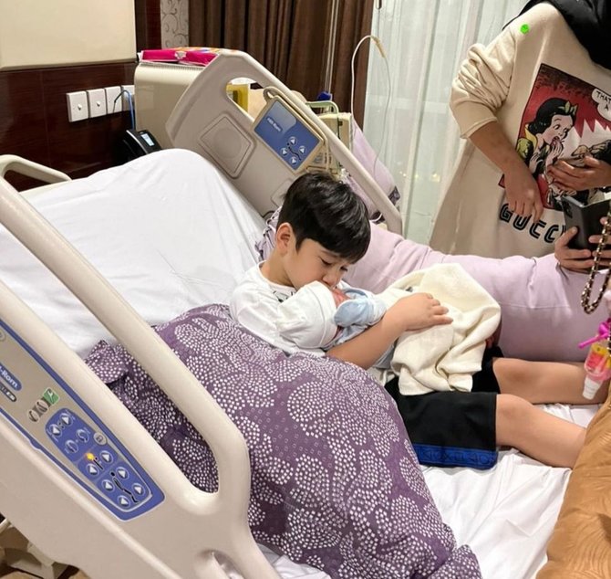 jadi kakak ini 4 potret menggemaskan rafathar gendong baby r