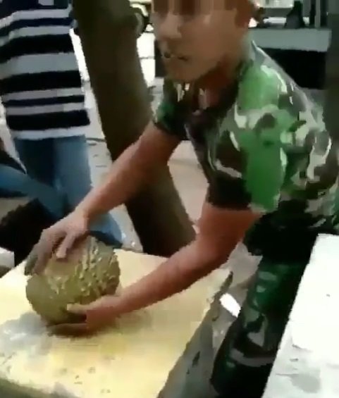 unjuk kebolehan prajurit tni pecahkan durian dengan cara ini bak pakai tenaga dalam