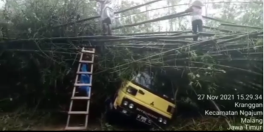 Tebing Setinggi 60 Meter di Malang Longsor, Begini Nasib Truk Tertimpa Reruntuhan