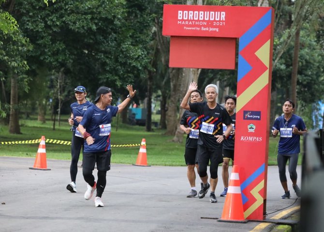 ganjar pranowo ikut lomba borobudur marathon 2021