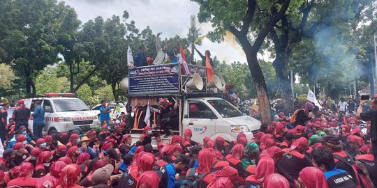 Lalu Lintas Depan Balai Kota DKI Tersendat Imbas Aksi Massa Tuntut UMP 2022