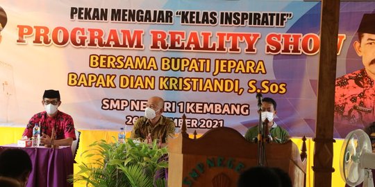 Bupati Jepara jadi Guru SMP, Siswa Bisa Jawab Pertanyaan Diberi Laptop