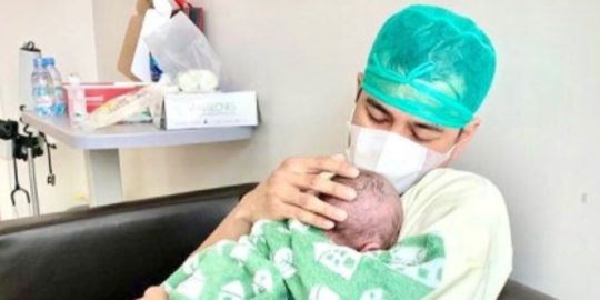 Potret Raffi Ahmad Tidur di Samping Baby R, Ekspresinya Bikin Gemas