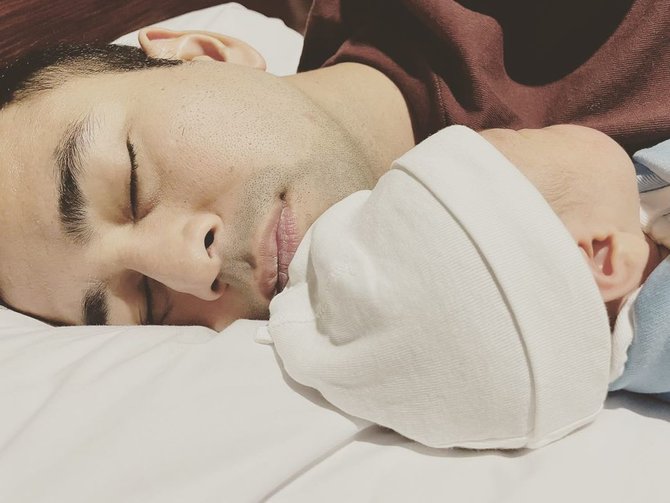 raffi ahmad tidur di samping baby r