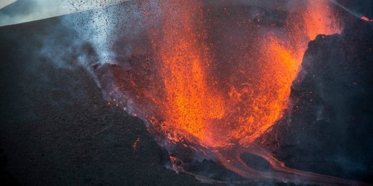 Melihat dari Dekat Semburan Lava Mematikan Gunung Cumbre Vieja