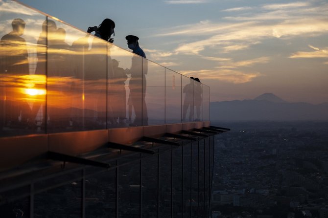 menikmati pemandangan dari dek observatorium di tokyo