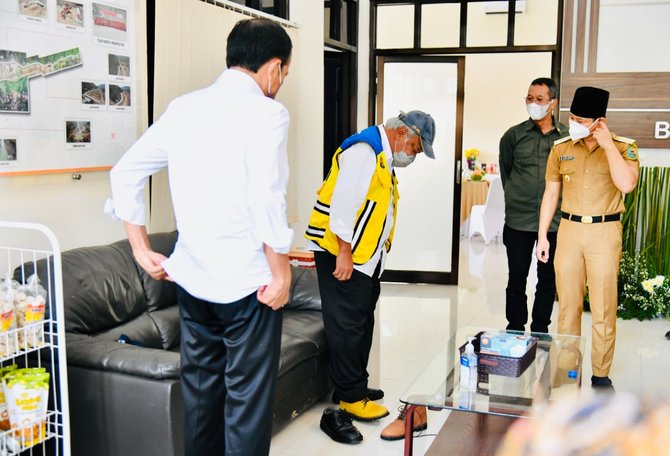 jokowi saat bujuk menteri pupr beli sepatu kuning