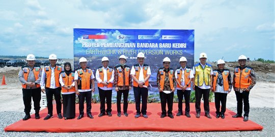 Menko Luhut Tinjau Pembangunan Bandara di Kediri