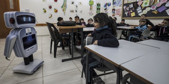 Robot Gantikan Peran Guru di Sekolah Gaza