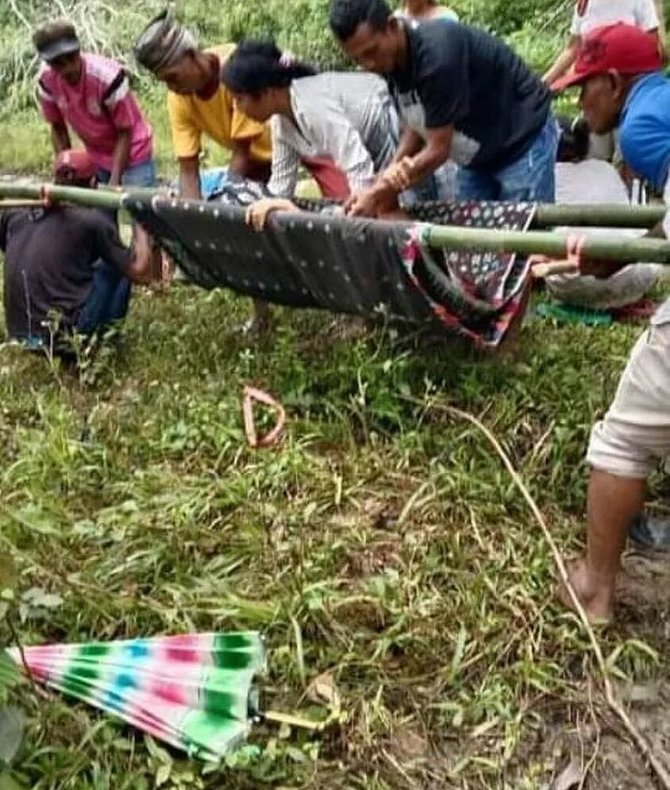 ibu hamil melahirkan di pinggir jalan