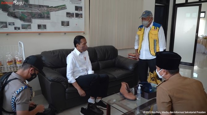 percakapan kocak saat presiden jokowi bujuk basuki beli sepatu