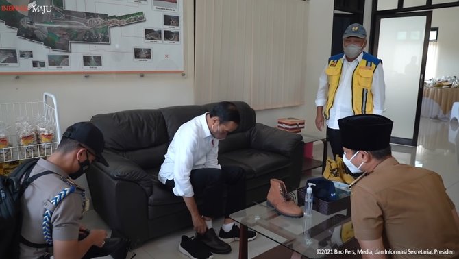 percakapan kocak saat presiden jokowi bujuk basuki beli sepatu