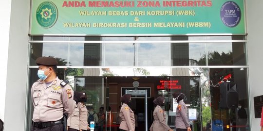 Kubu Munarman Protes JPU Belum Beri BAP dan Main Ponsel Saat Sidang Perdana Terorisme