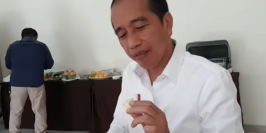 Cicipi Durian Ripto Asli Trenggalek, Jokowi: Ini Durian Paling Enak yang Saya Makan