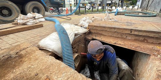 Antisipasi Banjir di Jakarta, Lumpur Gorong-Gorong Dikeruk