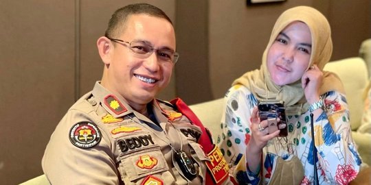 Kompak Banget, Ini Potret Romantis Kapolsek 'Ratakan' Bareng Istri Tercinta