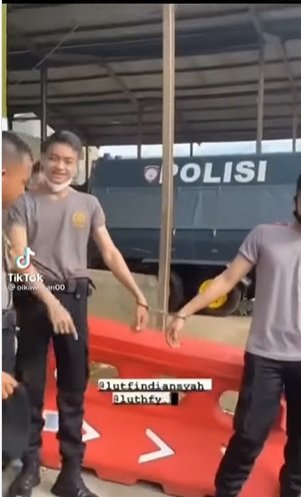 dua polisi tampan tiba tiba diborgol tak panik malah senyum bikin hati deg degan