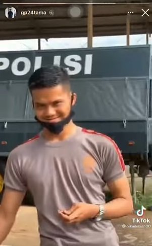 dua polisi tampan tiba tiba diborgol tak panik malah senyum bikin hati deg degan