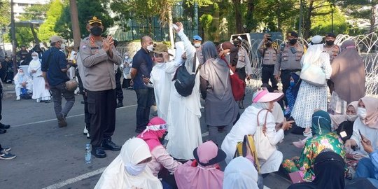 Akses ke Monas Ditutup, Massa Reuni 212 Tertahan di Thamrin