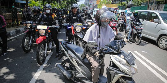 Aparat Polisi Bubarkan Massa Reuni 212