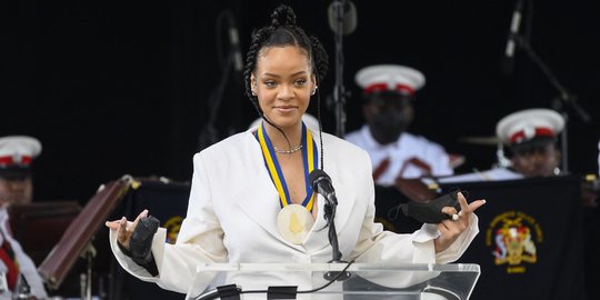 Gaya Rihanna Terima Gelar Pahlawan Nasional Barbados