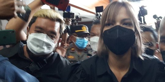 Nia Ramadhani dan Ardi Bakrie Jalani Sidang Perdana Kasus Narkoba di PN Pusat