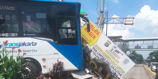 Bus Transjakarta Tabrak Pospol di PGC, Satu Orang Terluka