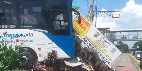 Ini Penyebab Bus Transjakarta Tabrak Pospol PGC
