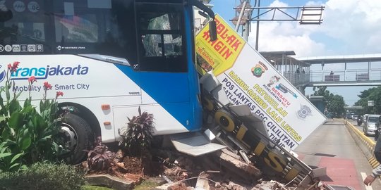Polisi: Terdengar Suara Ledakan saat Bus TransJakarta Tabrak Pos Polisi PGC
