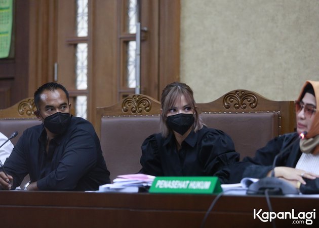 jalani sidang perdana kasus narkoba penampilan nia ramadhani jadi sorotan