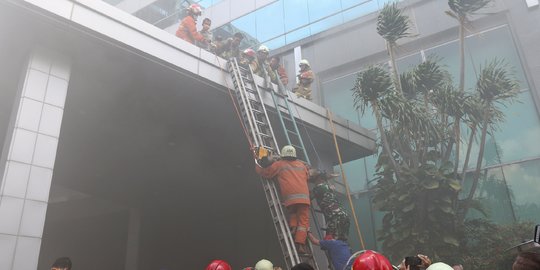 Cerita Petugas Damkar Evakuasi Korban Kebakaran Gedung Cyber