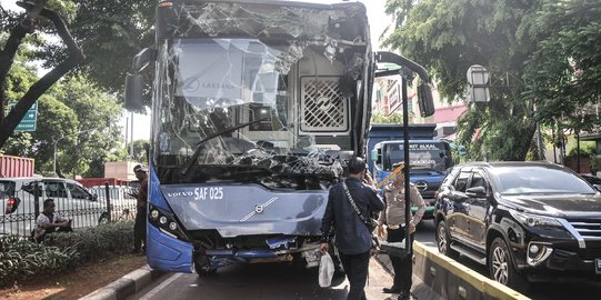 Kondisi Bus Transjakarta Usai Tabrak Pos Polisi di Simpang PGC