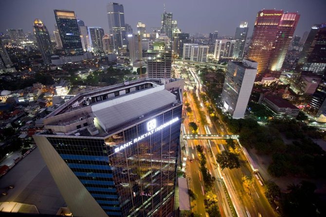 memiliki kinerja solid bri sabet dua penghargaan bisnis indonesia top bumn award