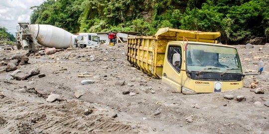 Truk-Truk Penambang Pasir Tertimbun Abu Vulkanik Merapi