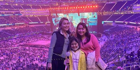 Rela Terbang ke LA, Ini Momen Keseruan Ayu Ting Ting Temani Bilqis Nonton Konser BTS