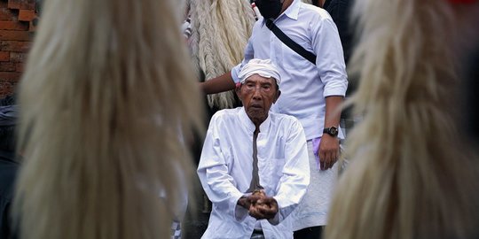 Mengintip Tradisi Ekstrem Ngurek di Bali yang Menegangkan